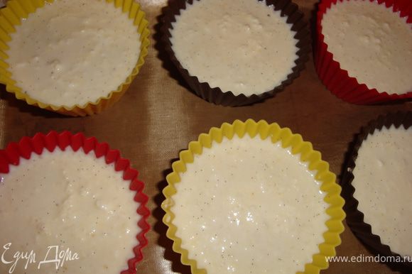 Разлить "тесто" по формочкам. Смазать верх "пирожных" сметаной (или сливками, в которых ложка стоит) и отправить в духовку минут на 35-40.