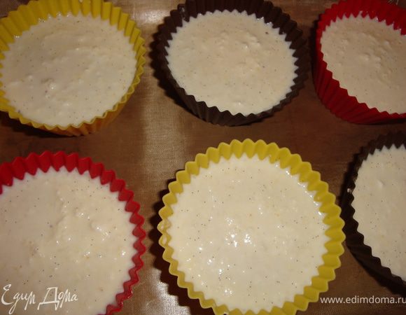 Разлить "тесто" по формочкам. Смазать верх "пирожных" сметаной (или сливками, в которых ложка стоит) и отправить в духовку минут на 35-40.