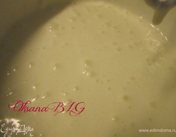 Приготовить суфле. Для каждой прослойки я готовила отдельно суфле. На одну прослойку 500 мл. сметаны, 100 гр. сахара, 15 гр. желатина и добавки по вкусу. У меня в первом слое черника, во втором клубника, в третьем лимонная цедра.
 Для суфле Желатин залить 1/2 ст. горячей воды, дать разойтись всем крупинкам. Сметану, сахар взбить, добавить желатин и добавки.