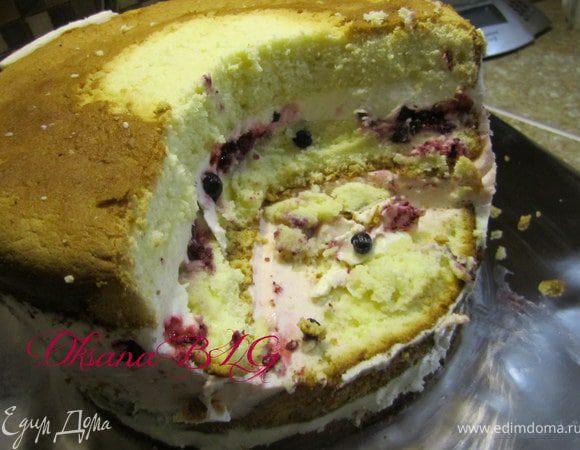 В торте вырезаем сбоку углубление для розы. Обрезанный кусочек можно вкусно скушать с чаем))