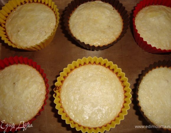 По истечении времени вынуть "пирожные" из духовки и немного остудить.