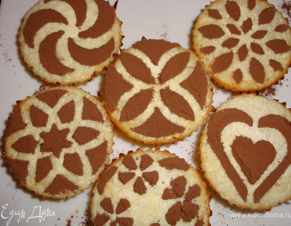 Подавать теплыми со сметаной (медом, вареньем...) или остудить совсем и украсить, например, какао (как у меня) или какао, смешанным с сахарной пудрой - ну чем не живопись...