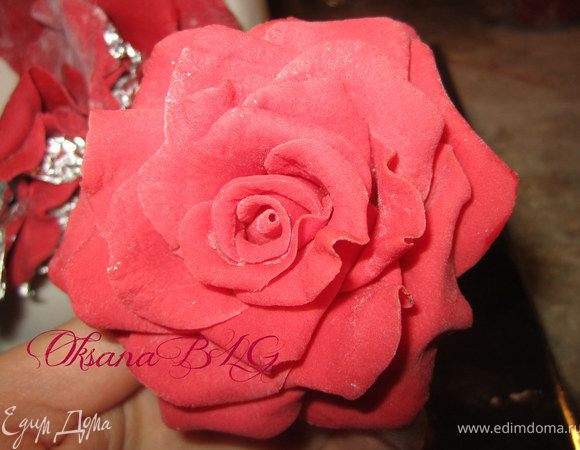 Для украшения торта, предварительно нужно подготовить крупную красную розу. Остатки красной мастики оставить для лепестков.