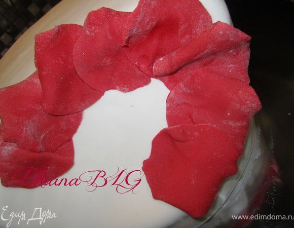 Выложить на торт, немного смазывая их водой.