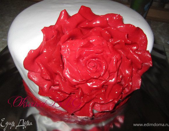 Убрать фольгу и аккуратно покрыть лепесточки водкой или же отпарить тортик (для этого подойдет утюг.)))