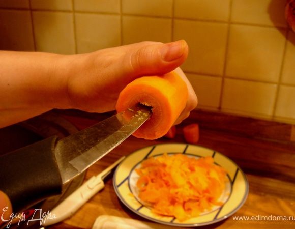 Ту же операцию можно проделать с помощью ножа.Для этого надо острие ножа воткнуть в середину цилиндра и прокручивать ножом по часовой стрелке пока не вычистите всю сердцевину. 