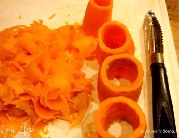 Морковные цилиндрики отварить в подсоленной воде.Вода должна немного прикрывать морковь.За 5 минут до окончания варки в кастрюлю добавить 2 ст.л.винного уксуса.Доварить морковь,вынуть из воды и охладить.