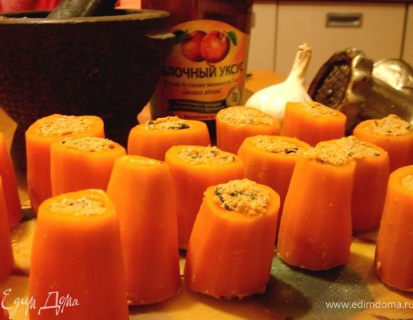 Морковные цилиндры наполнить ореховой начинкой.Убрать закуску на несколько часов в холодильник для пропитки.Перед подачей выложить пхали на блюдо и украсить зёрнами граната.Приятного аппетита! 