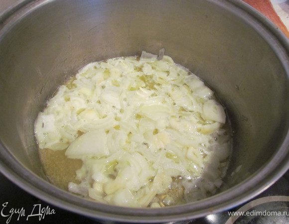 В кастрюле, в которой будете варить суп растопите сливочное масло грамм 70, добавьте растительного масла несколько столовых ложек и обжарьте нарезанный лук и чеснок до прозрачного состояния. Немного посолите, добавьте имбирь и паприку.