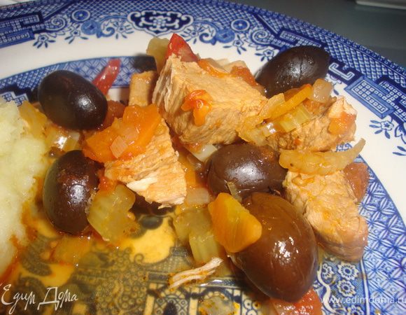 Запечатываем кастрюлю. Если тесто плохо липнет к кастрюле, смазываем края желтком.
Акуратно по всему периметру залепляем крышку.
И в духовку!Ставим кастрюлю в духовку разогретую до 210 (!!!) градусов на 4 часа!

КОгда читала этот рецепт, видела комментарии что у кого-то и кастрюля и мясо сгорели! Я делала в керамической кастрюли и ставила на 180 гр. (мне было страшновато)! Все замечательно получилось!!! Главное кастрюля!!!!!!!!!!!!!!!!! Правильная!!!!

Отковыриваем тесто, есть его нельзя, и прямо в кастрюле подаем на стол!!!!