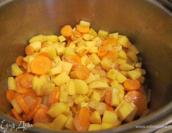 Добавить нарезанную кубиками картошку, добавить 1/2 стакана воды, накрыть крышкой и тушить минут 10.