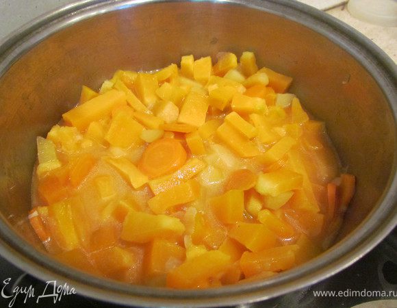 Добавить нарезанную тыкву, тушить под крышкой до готовности. Минут 15.