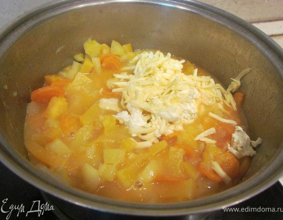 Добавляем плавленные сырки, солим, хорошо перемешиваем, накрываем крышкой и даем постоять минут 5.