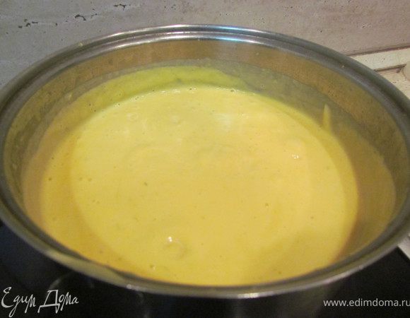 Пюрируем суп погружным блендером, вливаем теплое молоко и доводим до кипения. Суп готов.