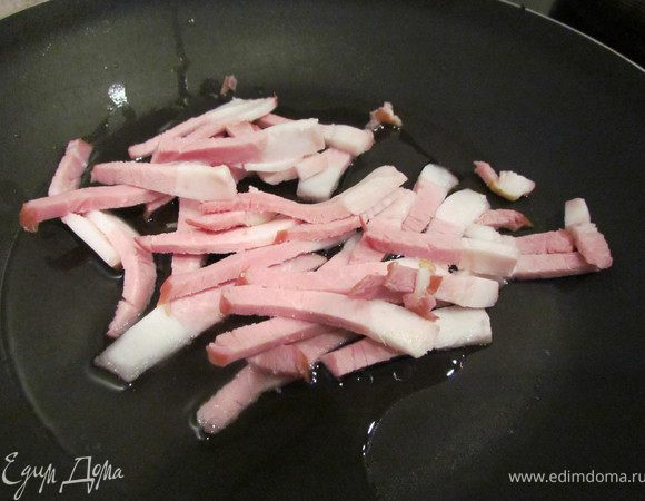 Для подачи нашего супчика надо порезать бекон тонкими полосками и поджарить его с чесноком.