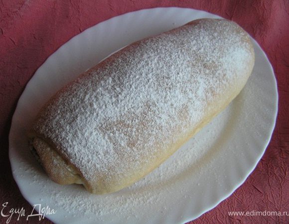 Выньте рулеты из формы, остудите, также накрыв кухонным полотенцем. При подаче посыпьте сахарной пудрой.