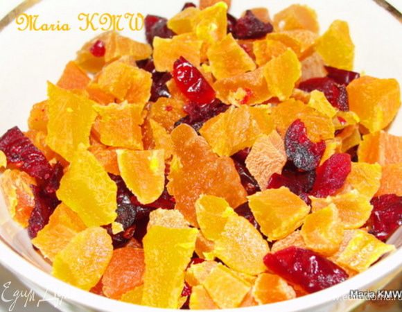 Абрикосы и клюкву порежем на маленькие кусочки. Орехи  грубо порубим ножом или измельчим в спутке.