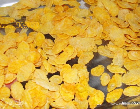 В формочку выложим 25 грамм кукурузных хлопьев.