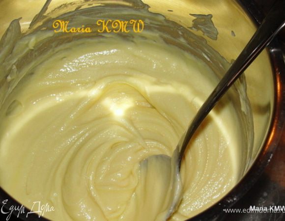 Растопим белый шоколад со сливочным маслом на водяной бане.