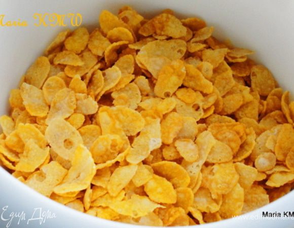 Оставшиеся 75 грамм кукурузных хлопьев, слегка измельчив, смешаем с орехами, абрикосом, клюквой.