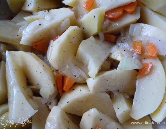 За это время подготовим овощи:Лук нарезать кубиком,морковь кусочками и слегка(буквально 2-3минуты спасеруем на растительном масле).Картофель почистить и нарезать дольками.Сладкий перец нарезать полосками.