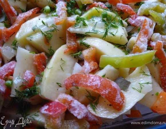 Картофель соединить с луком и морковью,посолить,поперчить,перемешать и выложить в огнеупорную форму,положить пару кусочков лаврового листа,затем нарезанный перец,немного зелени укропа,аккуратно по стеночке налить половину стакана воды.