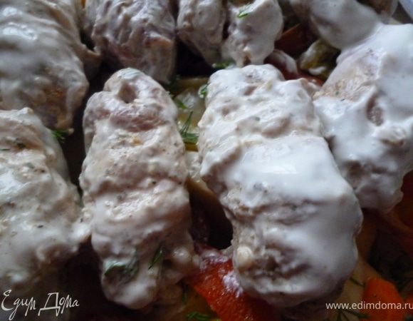 Каждый рулетик хорошо смазываем сметаной и выкладываем на картофель.Закрываем крышкой и отправляем в холодную духовку.Зажигаем огонь и готовим 1час30минут при 170градусах(как только рулетики подрумянились выключаем духовку и даем постоять там жаркому еще 10минут).И все!Ароматное вкусное жаркое готово.Можно подавать на стол.Приятного вам аппетита:)