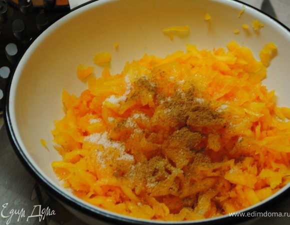 К тыкве добавить сахар, корицу и кардамон. Все перемешать.