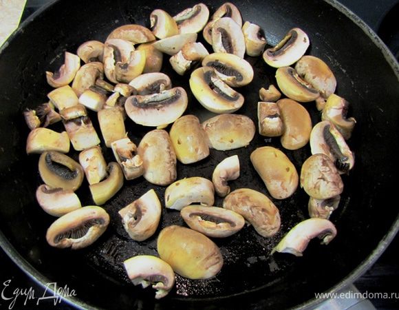 Плесните две столовые ложки оливкового масла в сковороду и нагрейте его на среднем огне.
Положите грибы. Учтите, что грибы должны быть в один слой, иначе они будут не обжариваться, а тушиться.
Перемешайте грибы или подбрасывайте сковороду, чтобы грибы покрылись маслом со всех сторон. Иначе все масло впитается с одной стороны грибов.
Жарьте грибы пару минут, чтобы они карамелизовались.