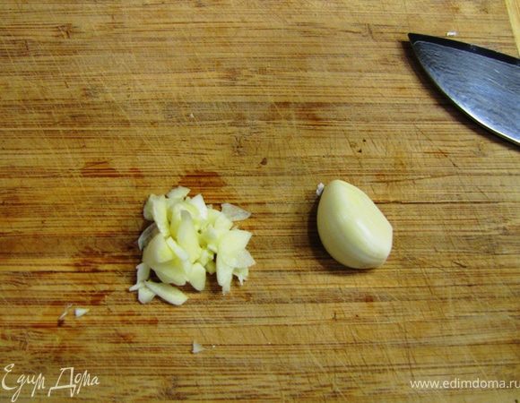 Порубите один зубчик чеснока, второй зубчик оставьте для натирания брускеты.