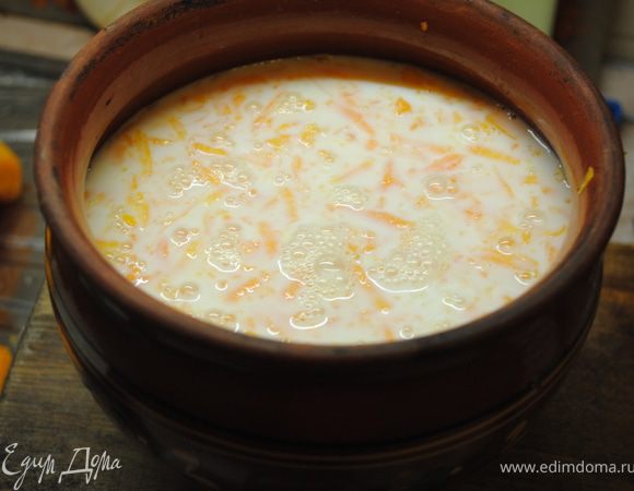 В горшок выложить слой тыквы, затем каши и снова тыквы. Все залить молоком. Молоко должно быть на 2-3 пальца выше тыквы.