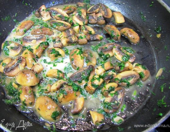 Положите кусок сливочного масла. Да! Совсем забыл! Если вы поститесь - налейте 30 грамм кокосового молока или не налевайте совсем ничего.
Долейте 2-3 столовые ложки воды. Полейте лимонным соком (но совсем чуть-чуть). Убавьте огонь до маленького и тушите минуты три.