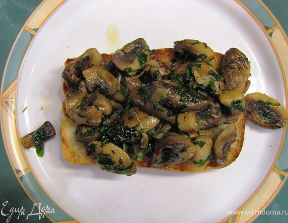 Перемешайте грибы и положите их на брускеты и полейте соком, который остался в сковороде.
Если вы не использовали сливочное масло или кокосовое молоко - полейте сверху две брускетты по половине столовой ложки оливкового масла. --- Обязательно вдавите грибы в хлеб, чтобы хлеб пропитался соками ---