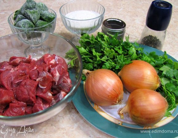 Итак - Сабза каурма с французским акцентом. --- Рецепт - Вильяма Похлебкина, французский акцент - мой. ---
Почему с французским? Потому, что у меня не было так называемого Абгора. Это сок из недозревшего винограда - кислого, применяемого в Азербайджане именно для подкисления мясных блюд. Вместо него я использовал белое сухое вино. Кроме того, я использовал методы деглассирования соков, которые не применяются в Азербайджане, а применяются именно в Европе.