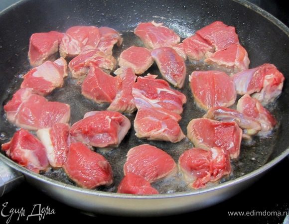 Как вы увидите дальше, я применил стандартные приемы для приготовления блюда (при обжаривании мяса и пр.). Это позволит добиться великолепного результата, даже не имея специальной посуды и части оригинальных продуктов.
Итак, режем мясо на небольшие кусочки 1 на 2 сантиметра.
Если необходимо, обсушите мясо.
Разогрейте растительное масло в большой сковороде на сильном огне.
Положите мясо в один слой (если мясо останется, жарьте его в несколько приемов).
Обжарьте мясо в течение одной-двух минут.