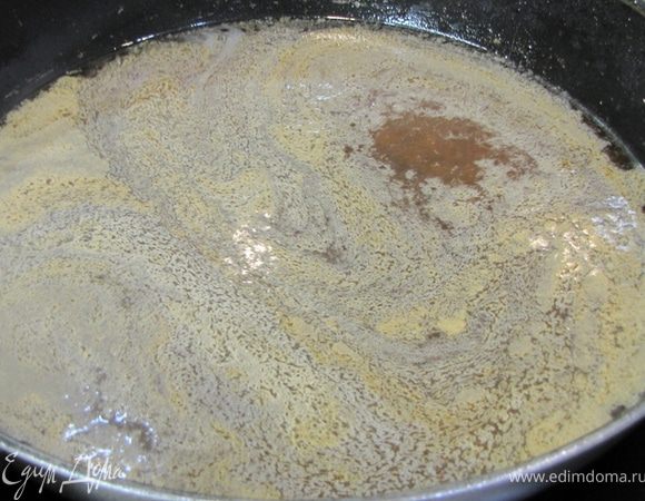 Переложите мясо в кастрюлю шумовкой или деревянной лопаточкой, не трогая масло.
Если у вас осталось еще мясо, обжарьте его аналогичным способом и переложите в ту же кастрюлю.
А теперь, уменьшите огонь до среднего и деглассируйте мясные остатки в сковороде при помощи вина. Для этого вылейте вино в сковороду и потрите деревянной лопаткой по дну сковороды, чтобы все мясные соки от него отстали и растворились в вине. Уварите немного вино.