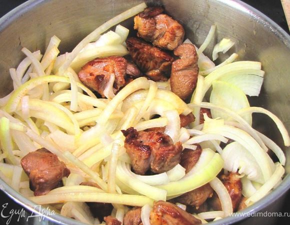 Поставьте мясо на средний огонь и положите туда лук. Положите сушеный тимьян.