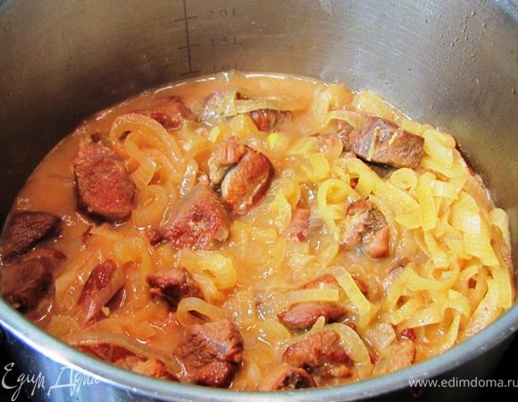 Вылейте в кастрюлю вино из сковороды. Перемешайте мясо в кастрюле. Накройте крышкой и тушите на медленном огне в течение 30 минут.