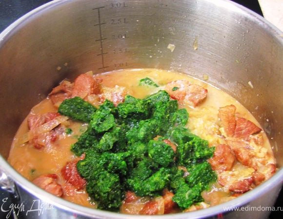 Если у вас шпинат идет целыми листьями, порежьте его на небольшие куски.
Положите шпинат в мясо, размешайте и дайте потушиться в течение 5 минут.
Посолите мясо.