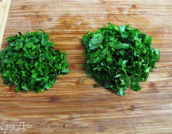 Порежьте мелко остальные травы.