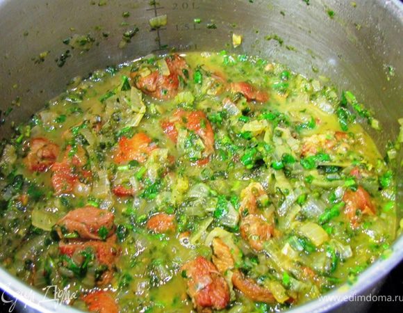 Выложите травы в кастрюлю с мясом и еще раз перемешайте.
Через пару минут добавьте свежемолотый черный перец. Можно положить также немного куркумы или настойки шафрана.
Попробуйте и досолите, если надо. Подавайте с рисом, пастой или картофелем.