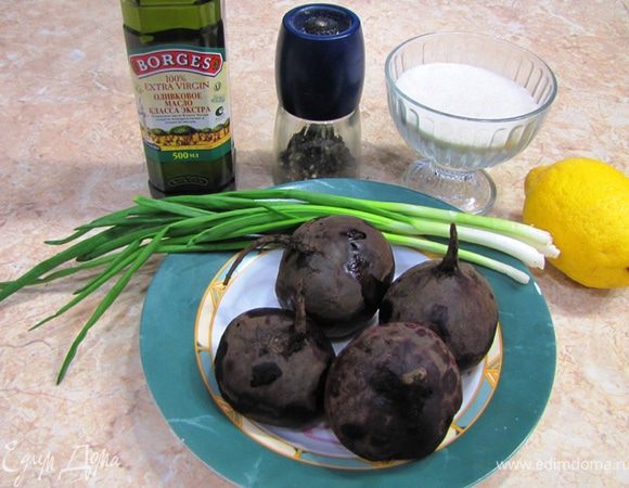 Продолжая тему очень простых и очень вкусных рецептов предлагаю свой рецепт из тертой свеклы.
Я пробовал много разных вариантов. Некоторые из них мне нравятся (например со сметаной, чесноком, грецкими орехами и черносливом).
Но мой салат совершенно легкий и тем не менее имеет очень яркий вкус, почему в принципе и заслужил право появиться на сайте  
Для тех, кто не любит запах свеклы, этот салат совершенно не имеет характерного запаха.