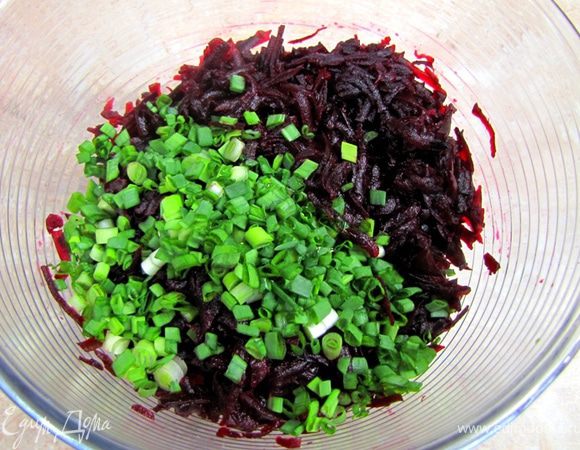 Отварите свеклу в воде (можете запечь в духовке при температуре 180 градусов, предварительно завернув каждую в фольгу) около часа.
Остудите свеклу до комнатной температуры.
Почистите свеклу и натрите на крупной терке.
Нарежьте мелко зеленый лук.