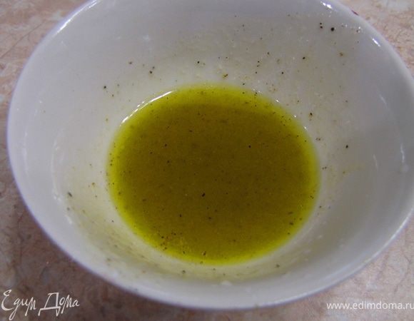 Приготовьте Соус Винегрет - 50 мл.
Для этого в емкость налейте 3 столовые ложки оливкового масла Extra Virgin и одну ложку лимонного сока. Используйте лимон с толстой коркой, т.к. он лучше на вкус, менее кислый и не горчит. Посолите и поперчите. Хорошенько размешайте, чтобы получилась эмульсия.