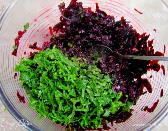 Полейте соусом свеклу и перемешайте.
Положите мелко порубленную кинзу. Еще раз хорошо перемешайте.
Попробуйте на вкус. Досолите салат. Помните, что если вы посолите слишком мало, вкус не проявится. 
Поперчите еще немного, чтобы появился запах свежего перца.
Используйте как закуску или гарнир.