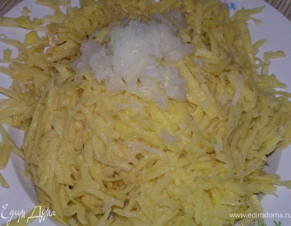 Картофель и лук натрите на терке.