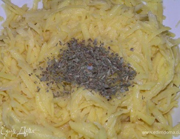 Добавьте базилик, соль и перец, тщательно перемешайте.