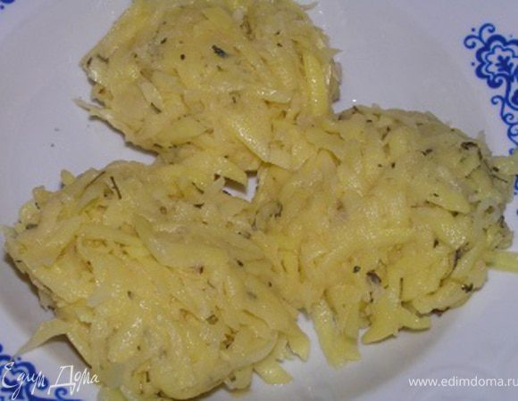 Сформируйте небольшие картофельные лепешки.