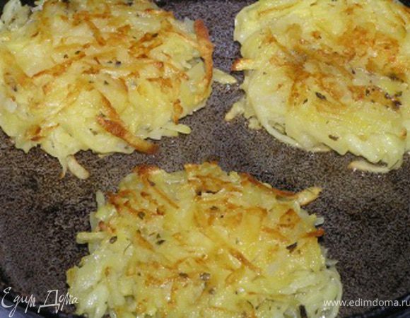 Обжарьте постные драники на растительном масле с двух сторон до румяной корочки. Готово!