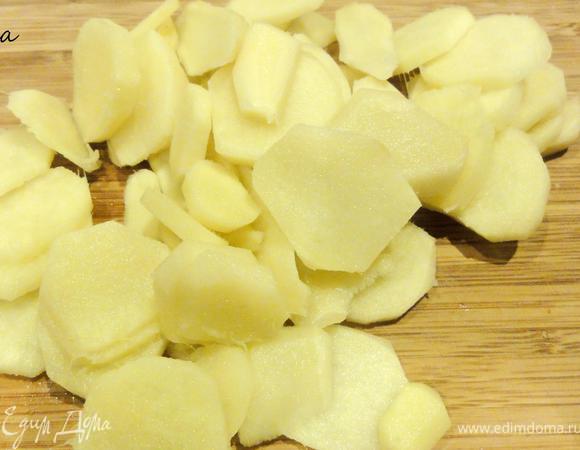 Корень почистить и тонко нарезать.  Форму вы можете выбрать сами, в зависимости от того, где вы будете его использовать. 